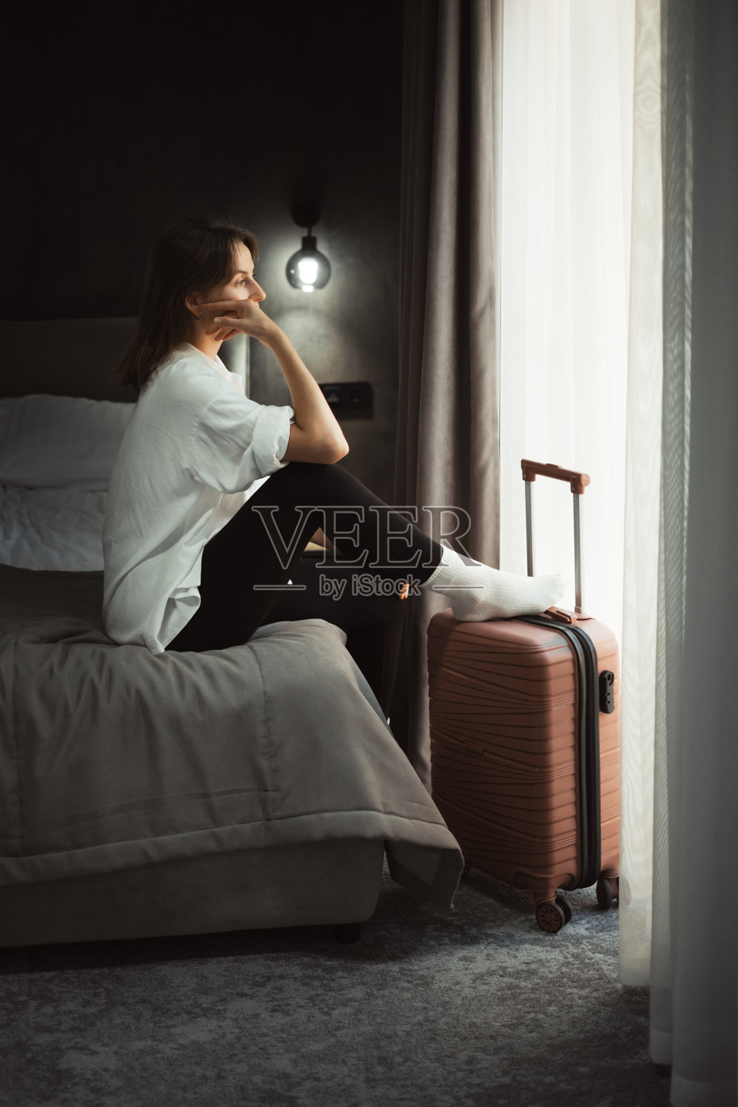 女子在酒店房间休息，若有所思照片摄影图片