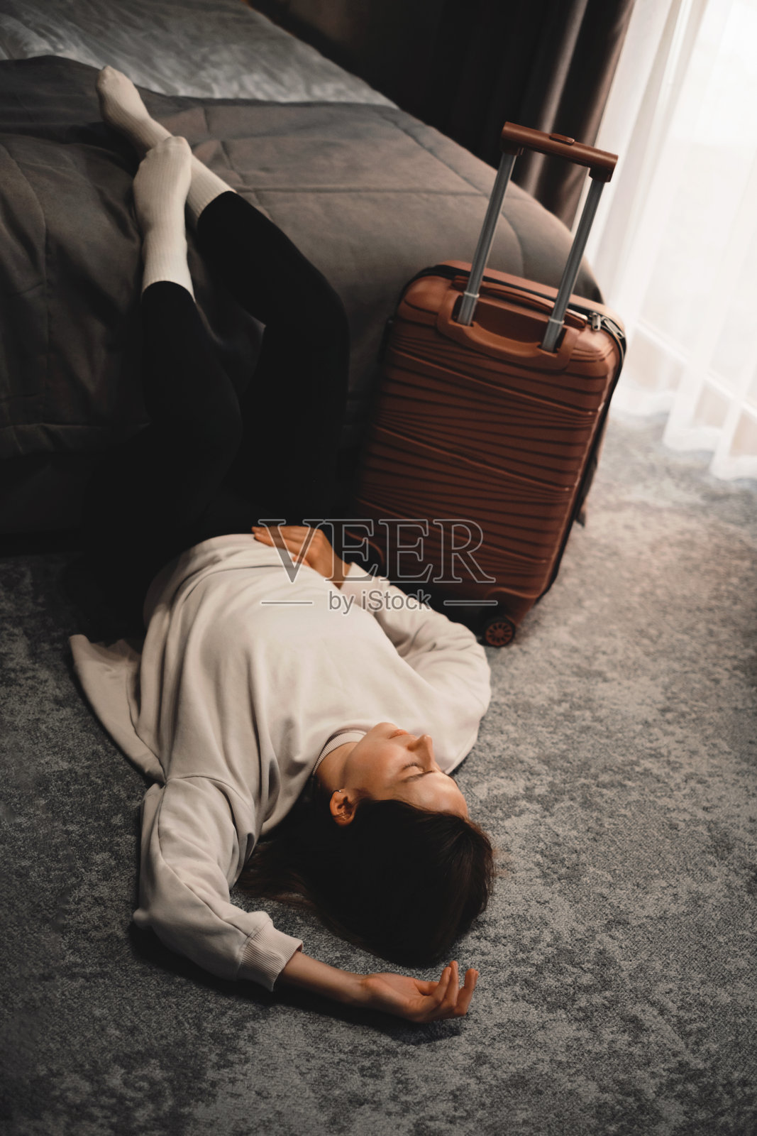 情绪耗竭的女性在酒店房间里放松照片摄影图片