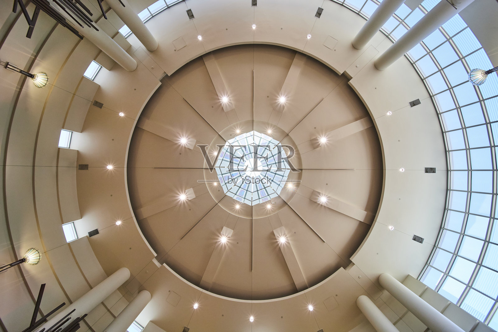 现代天窗建筑，圆形天花板和横梁从下方拍摄照片摄影图片