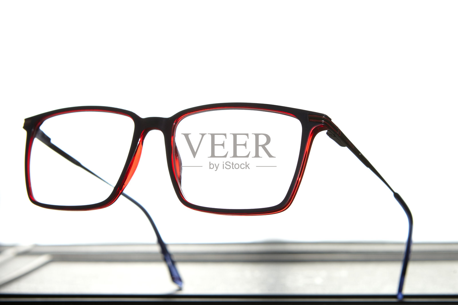 带有反射的时尚红框眼镜，孤立在白色背景上照片摄影图片