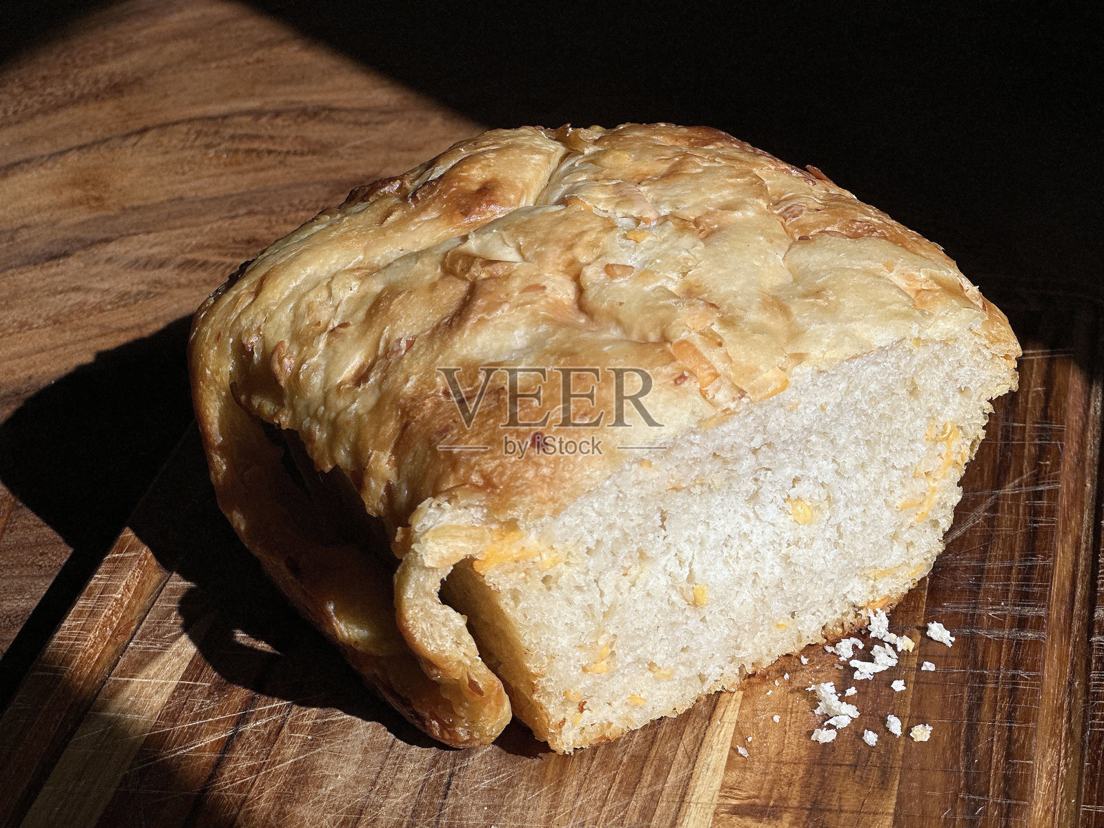 自制烘焙切达奶酪酸面包照片摄影图片