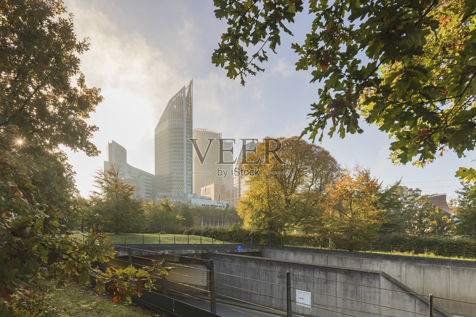 海牙的天际线，现代部委在雾蒙蒙的秋晨中屹立。照片摄影图片