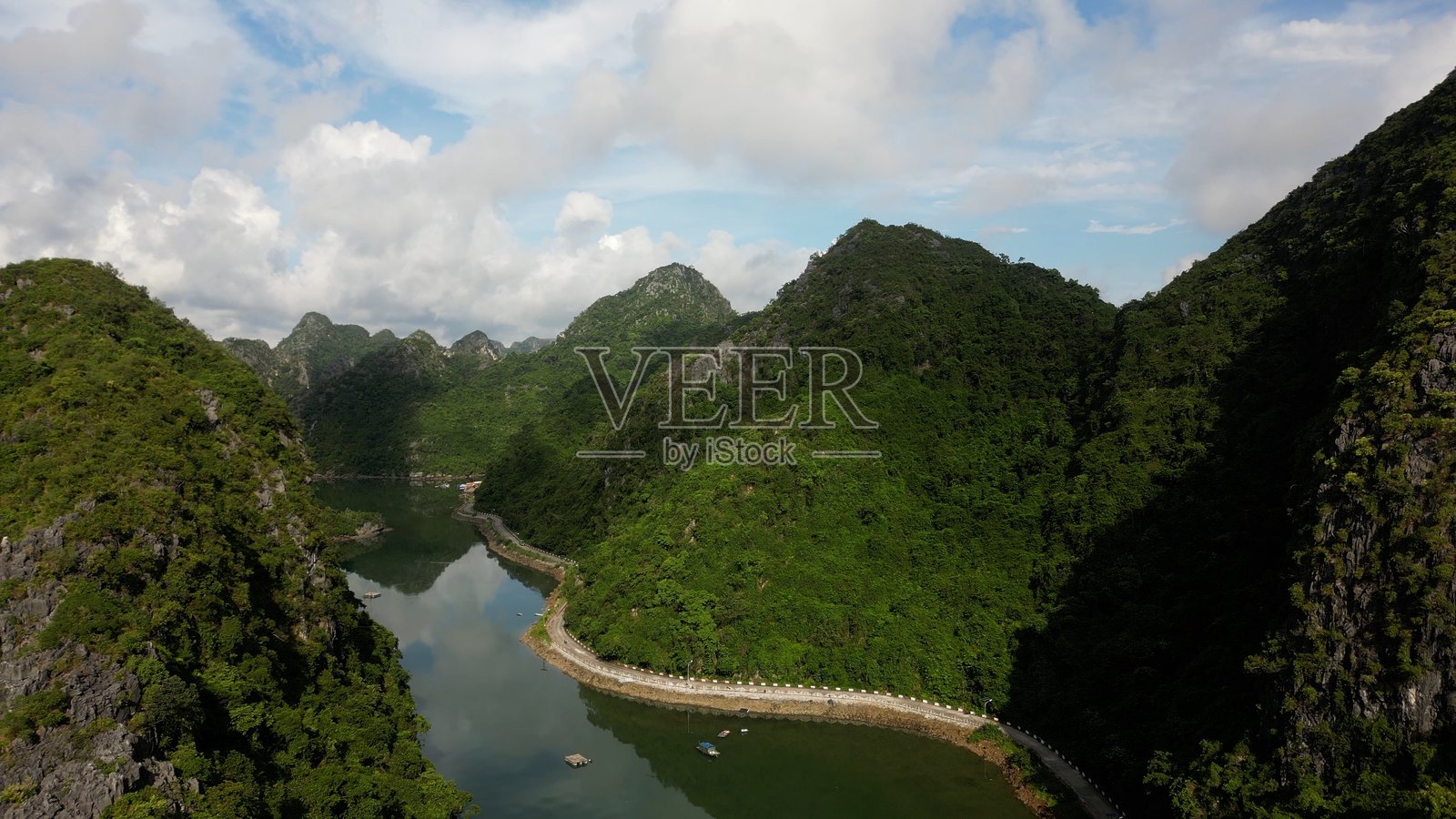 亚洲，越南，被誉为世界七大自然奇观之一的下龙湾联合国教科文组织遗产，拥有翡翠般的水域和覆盖着雨林的石灰岩岛屿，是乘船游览的旅游胜地。照片摄影图片