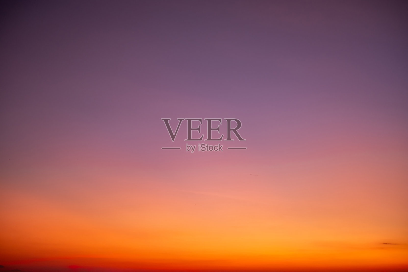 日落或日出天空，呈现橙色、金色和柔和蓝色的鲜艳渐变。大气通透，有缕缕的云彩。宁静、自然的灯光背景。希望、自由、新的一天和励志的意念照片摄影图片