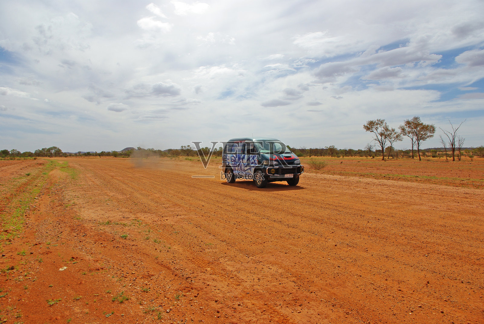 澳大利亚中部的一辆货车照片摄影图片