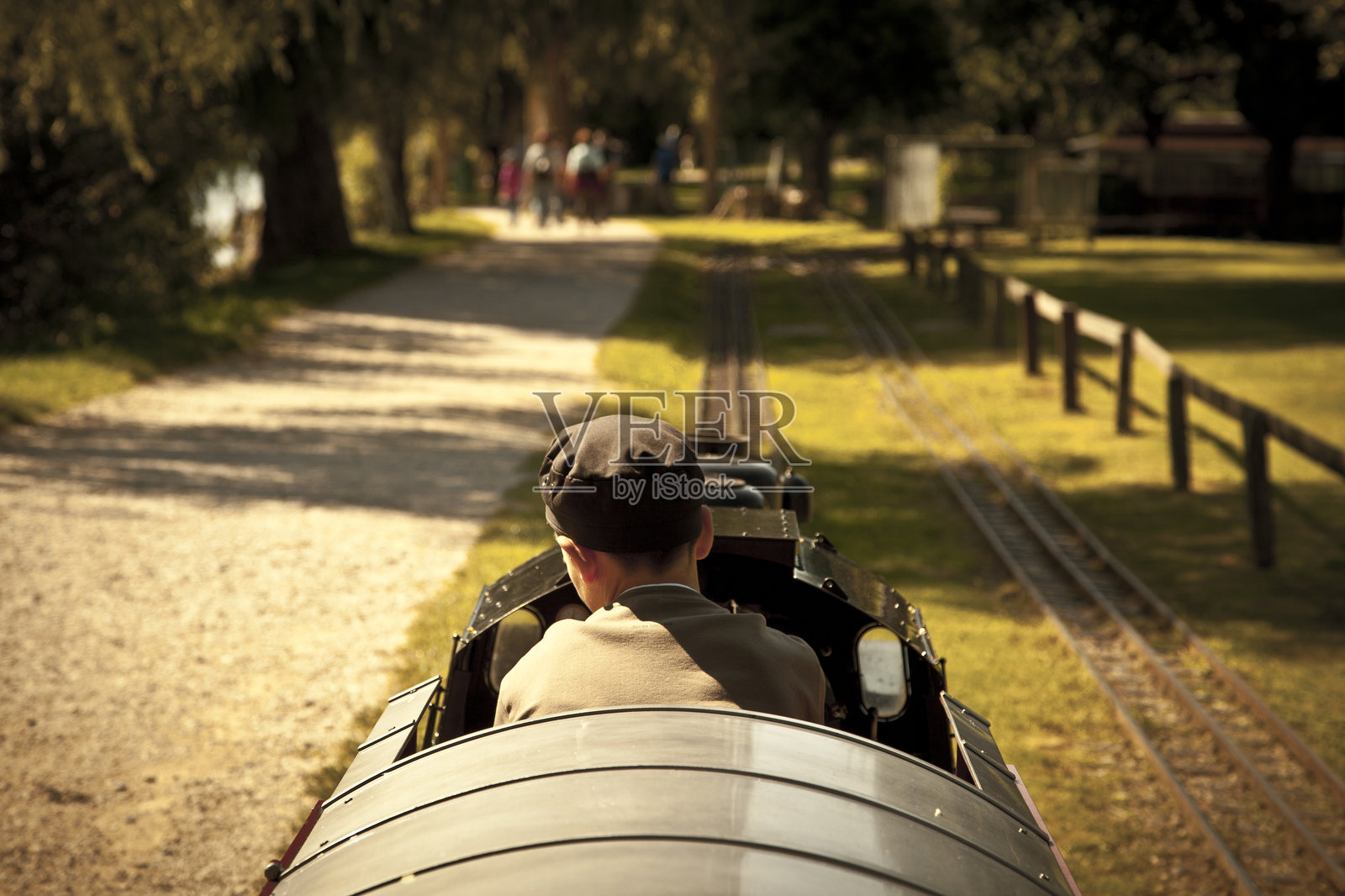 孩子们在莱茵河畔施泰因驾驶着一辆小旅游火车照片摄影图片