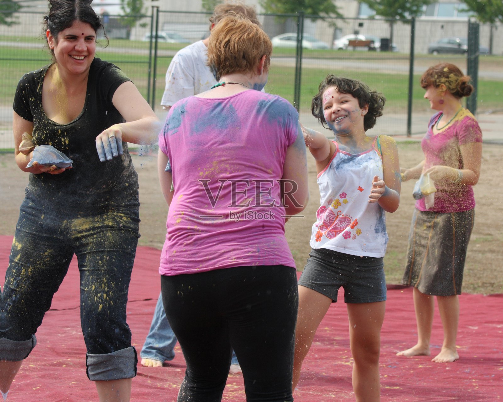 印度洒红节期间的女性和女孩照片摄影图片