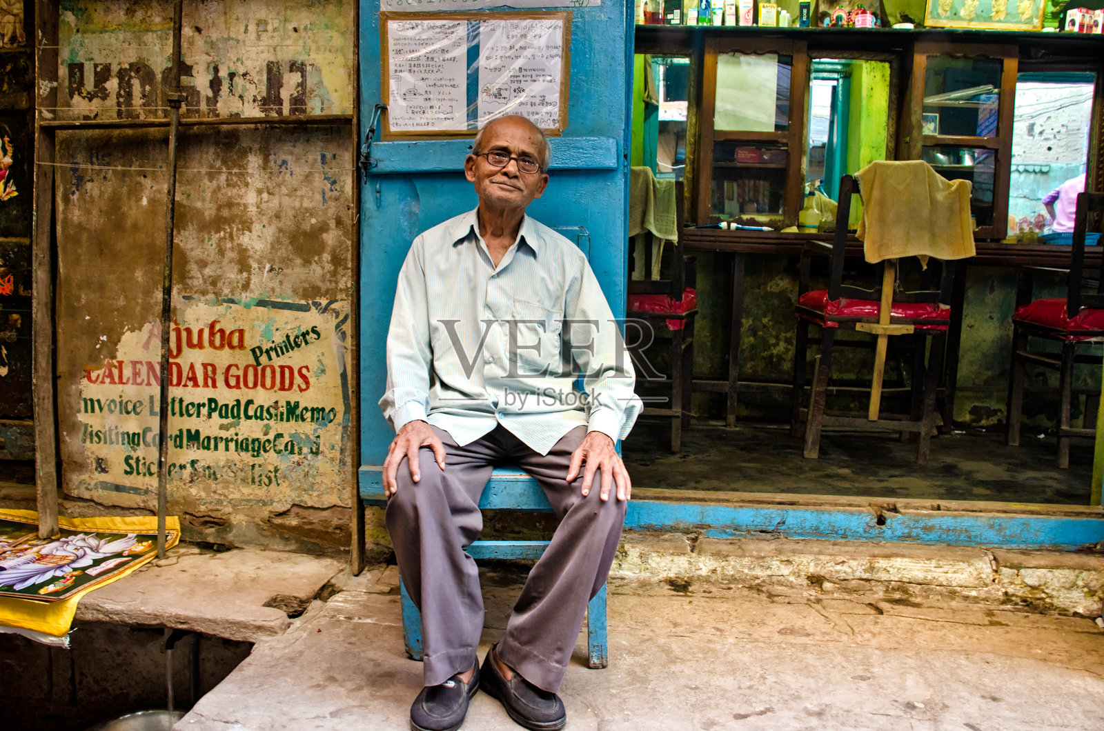 理发师在店门口等待顾客。照片摄影图片