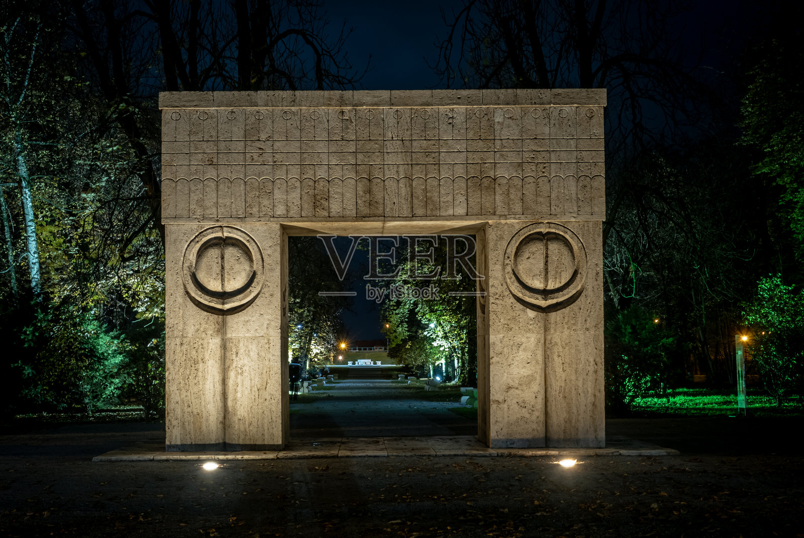 罗马尼亚塔尔古久夜景中的亲吻门照片摄影图片