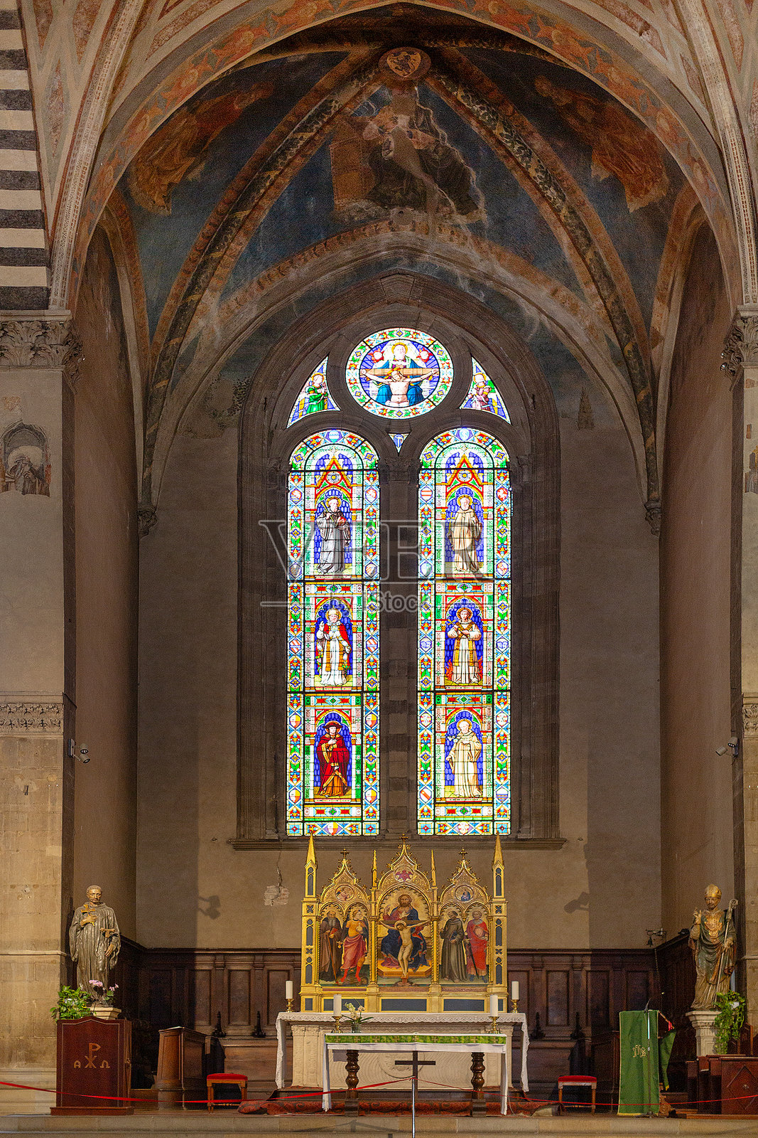 佛罗伦萨圣三一教堂的室内细节,意大利语意为“圣三一”照片摄影图片