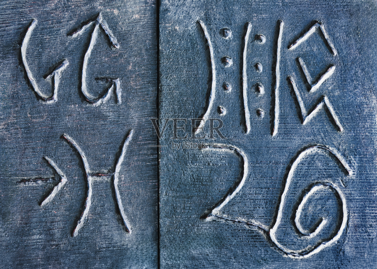 手工雕刻的木板，饰有古老的非洲抽象或萨满教符号照片摄影图片