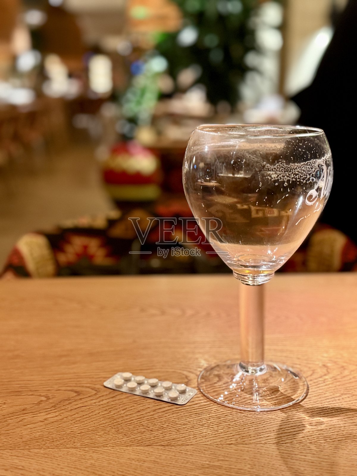 药物与独处的静谧时光，描绘了药丸和宁静的平和画面，宁静的场景展现了用药与独处、安详相结合照片摄影图片