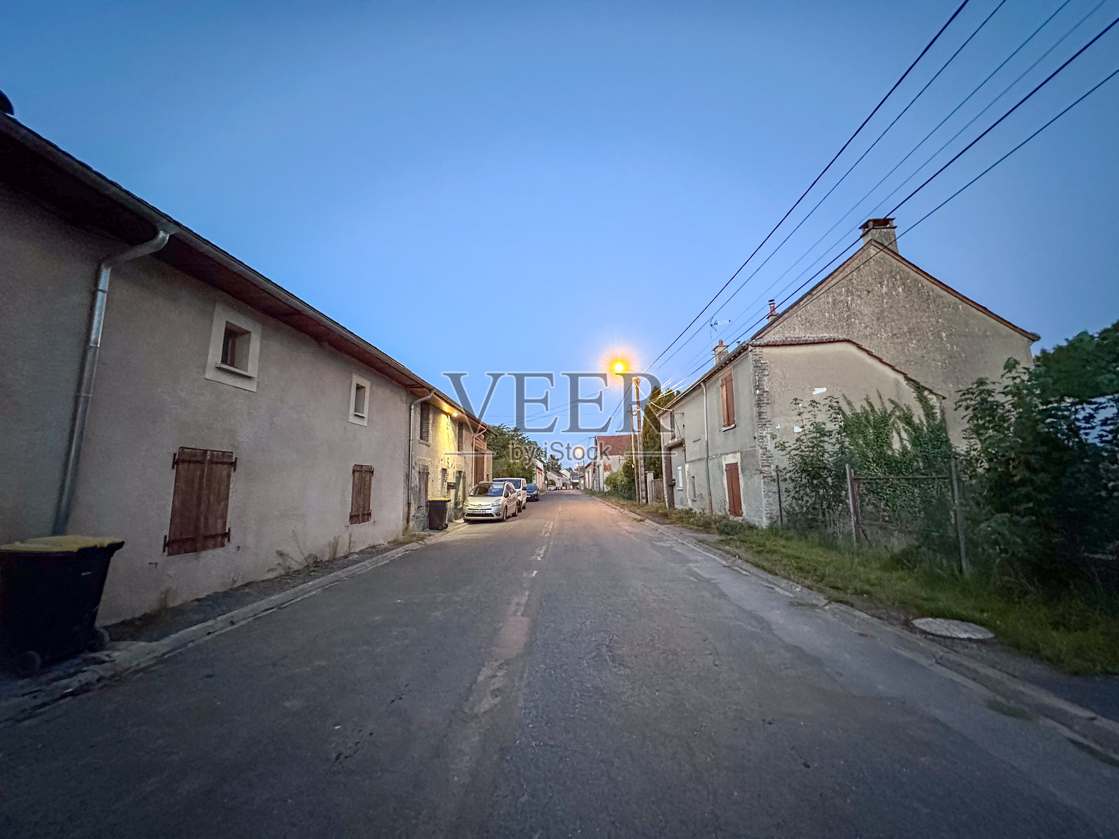 2025年8月28日，法国大东部大区兰斯省雷特尔县贝尔尼库尔村，宁静祥和的村庄傍晚街景。照片摄影图片