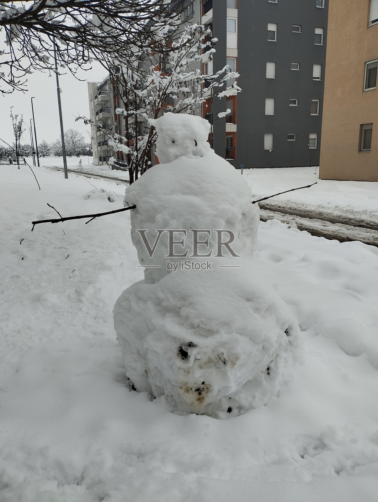 雪人，或雪女人，是用雪制成的人形或雕塑。堆雪人是一项起源于古代的冬季消遣活动，象征着冬季和暴风雪的精神。照片摄影图片
