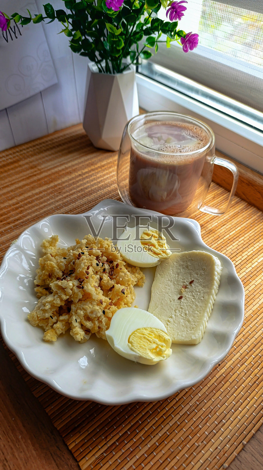 健康的早餐，包括小米粥、煮鸡蛋和热饮照片摄影图片