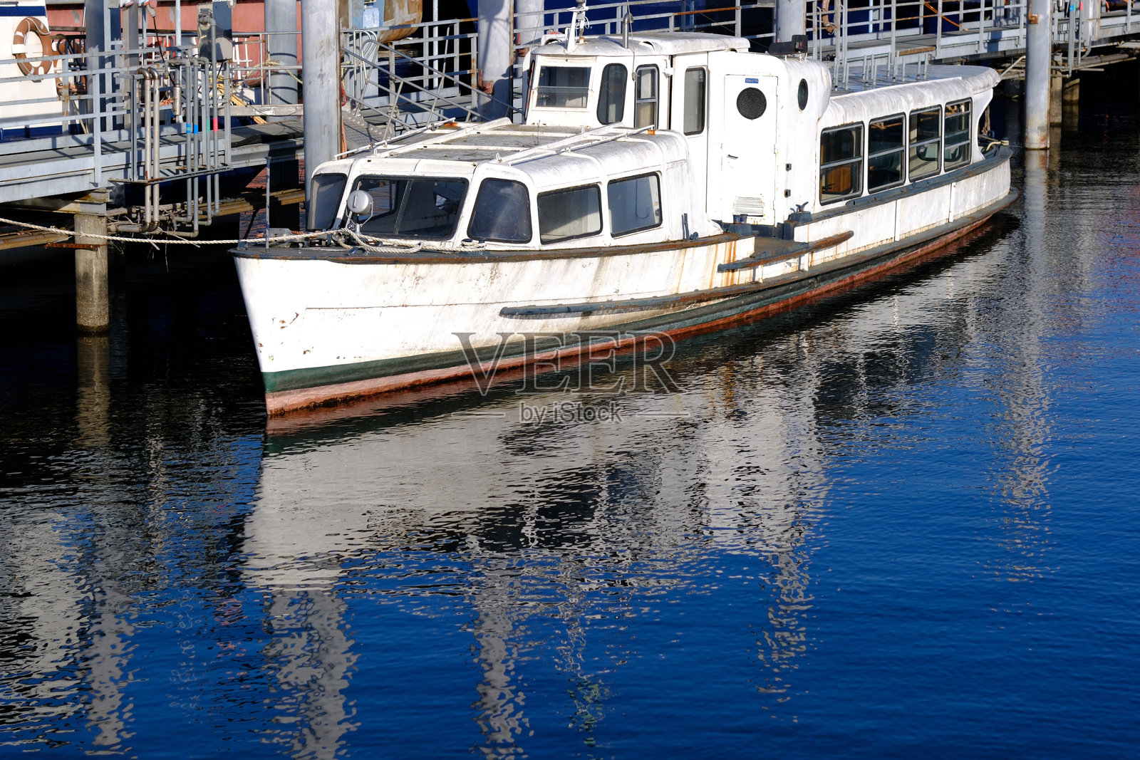 意大利马焦雷湖，老式客船停靠在码头上照片摄影图片