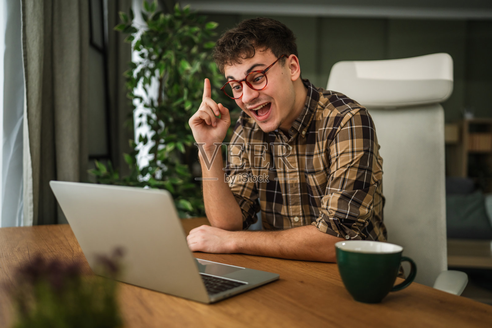 创意人士在家中办公室热情地发现新想法照片摄影图片