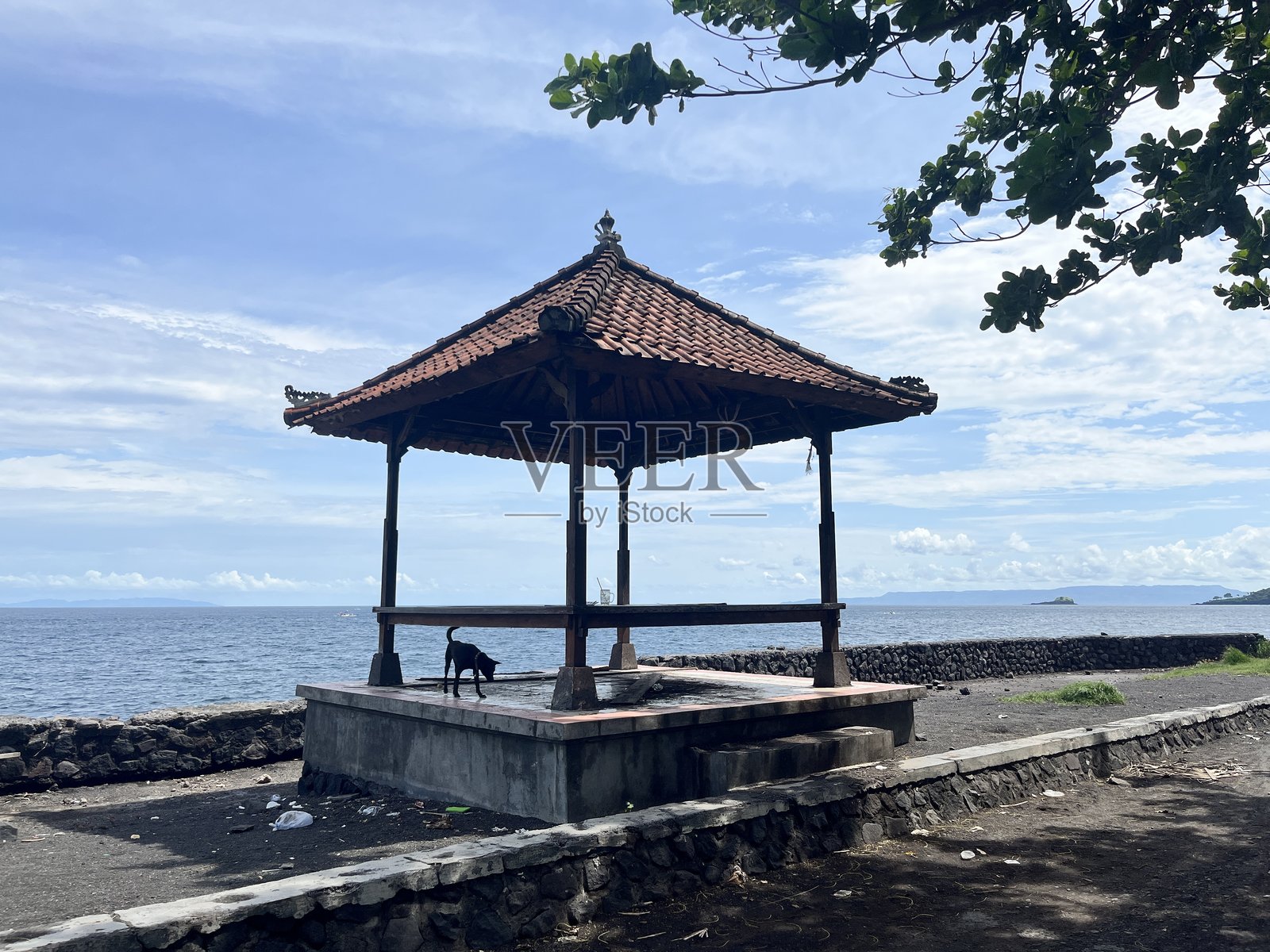 海滩附近的凉亭照片摄影图片