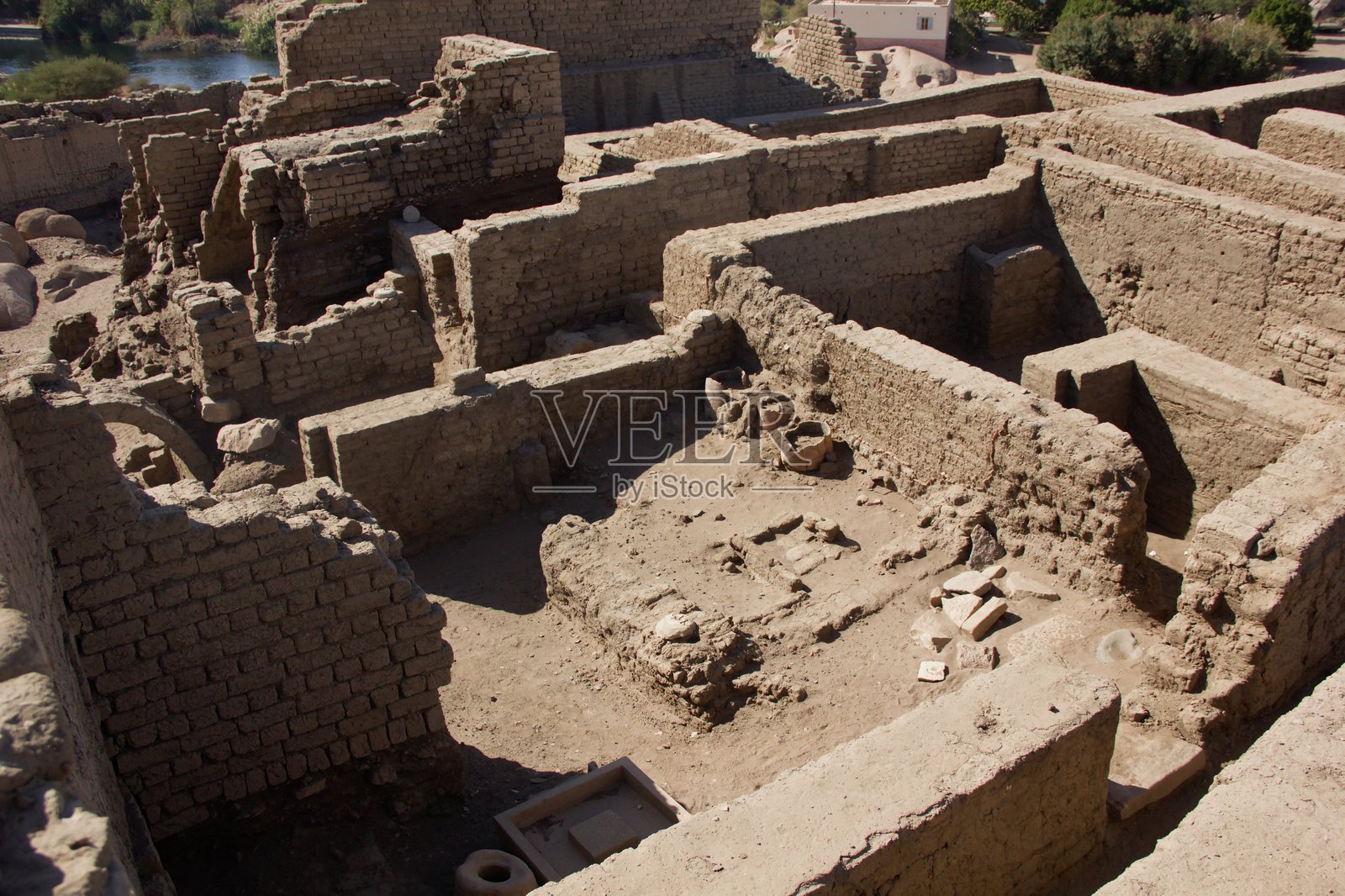 埃及阿斯旺象岛萨特神庙附近的古老土坯定居点遗址照片摄影图片