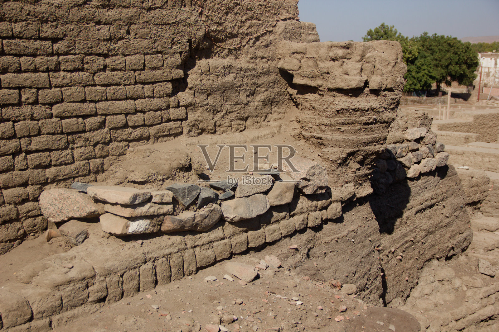 阿斯旺萨特特神庙可见工具痕迹的古代石砌建筑照片摄影图片