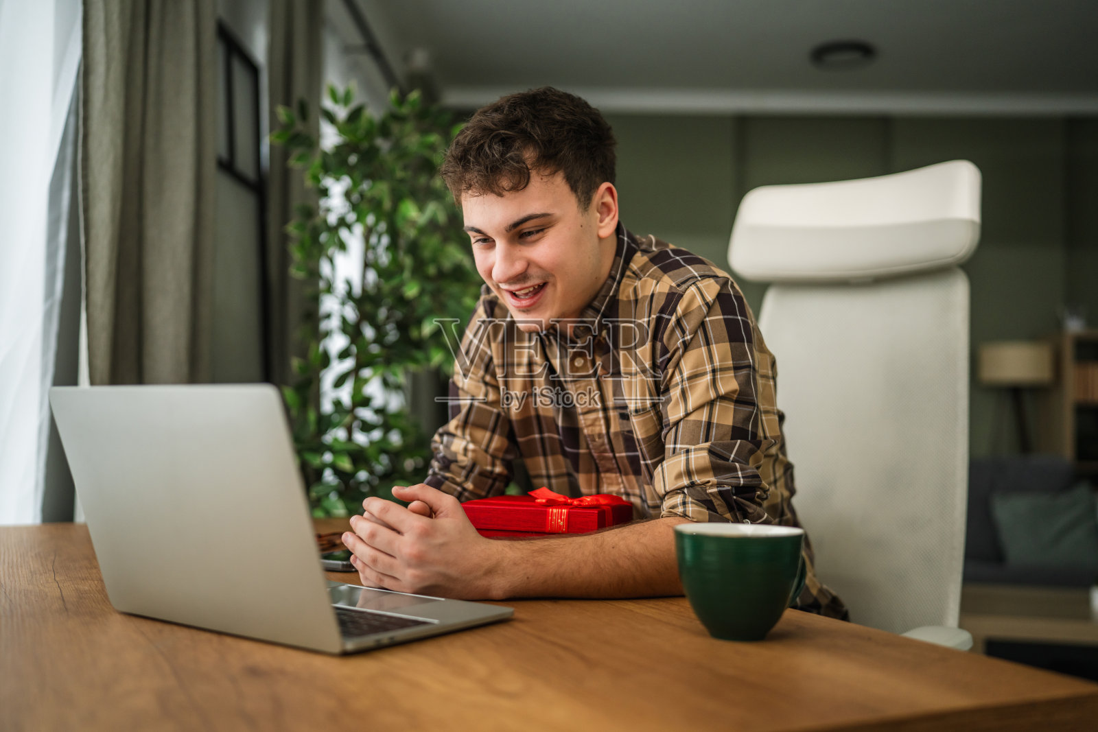 年轻人通过视频电话庆祝特别的时刻照片摄影图片