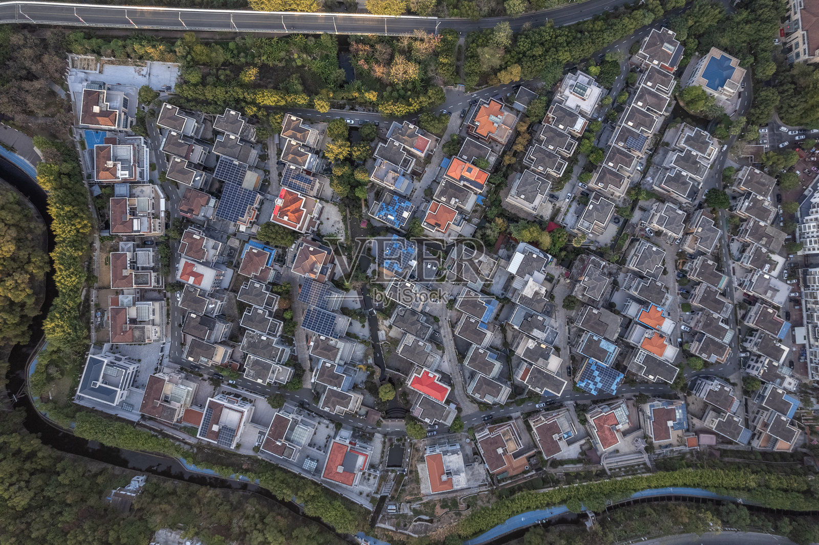 城市别墅的垂直视角照片摄影图片