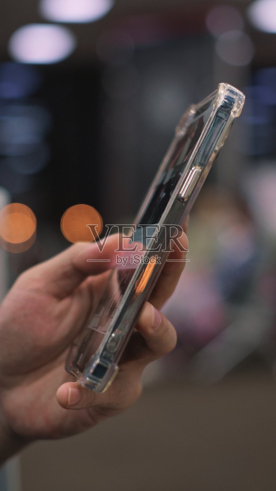 亚洲男性在机场候机时使用智能手机照片摄影图片