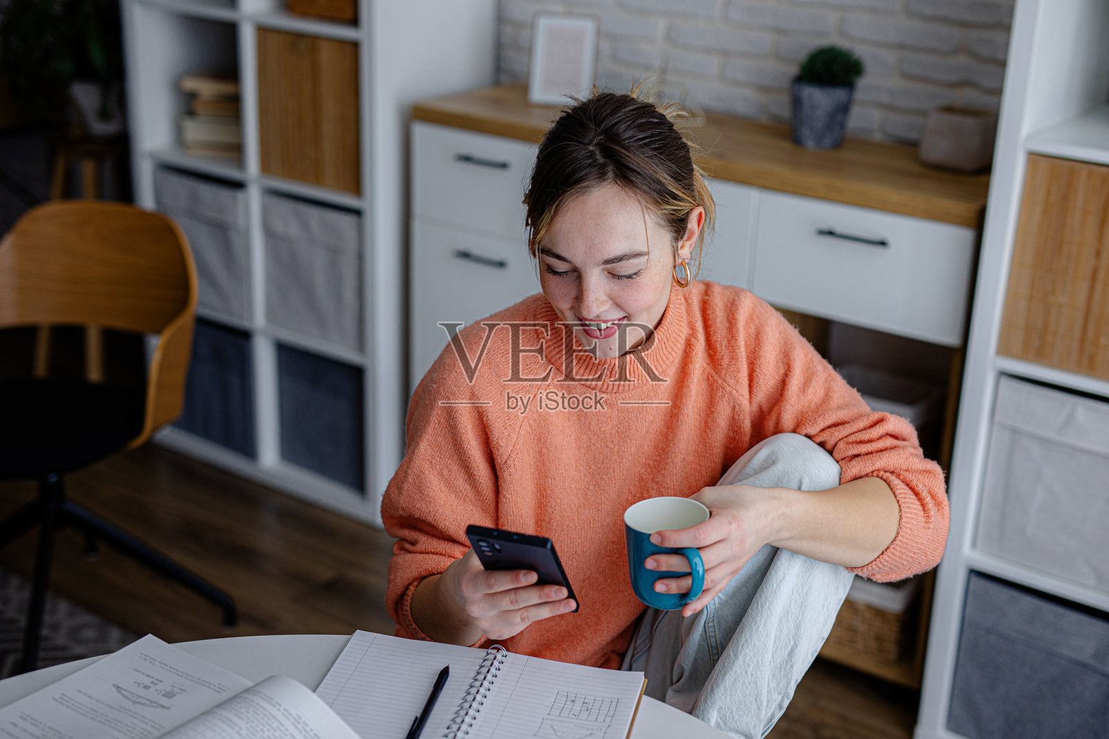 学生在家咖啡休息时间放松并使用手机照片摄影图片