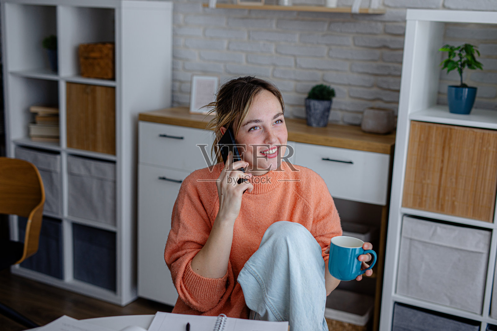 学生一边打电话一边喝咖啡休息照片摄影图片