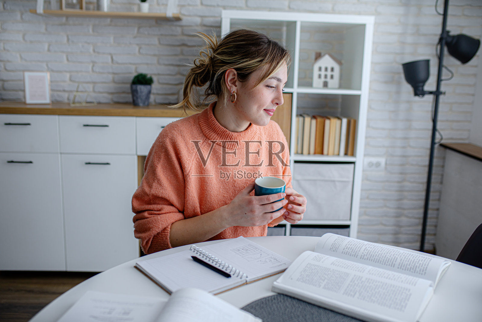 年轻女子在家书桌前学习照片摄影图片