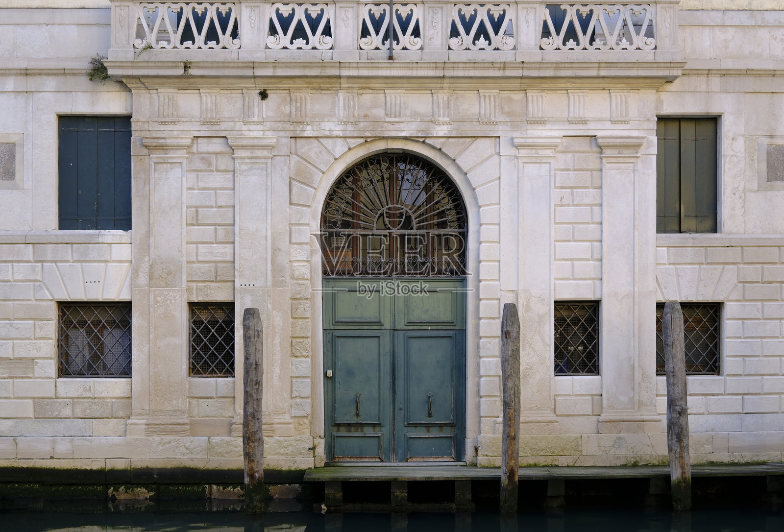 威尼斯历史建筑的运河立面上的门照片摄影图片