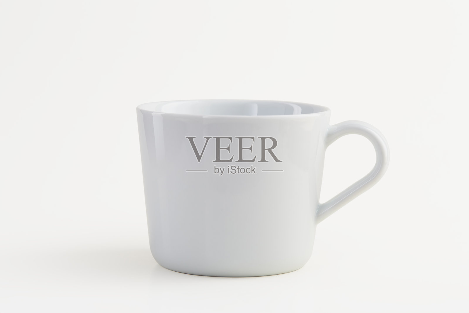 白色背景上的白色咖啡杯照片摄影图片