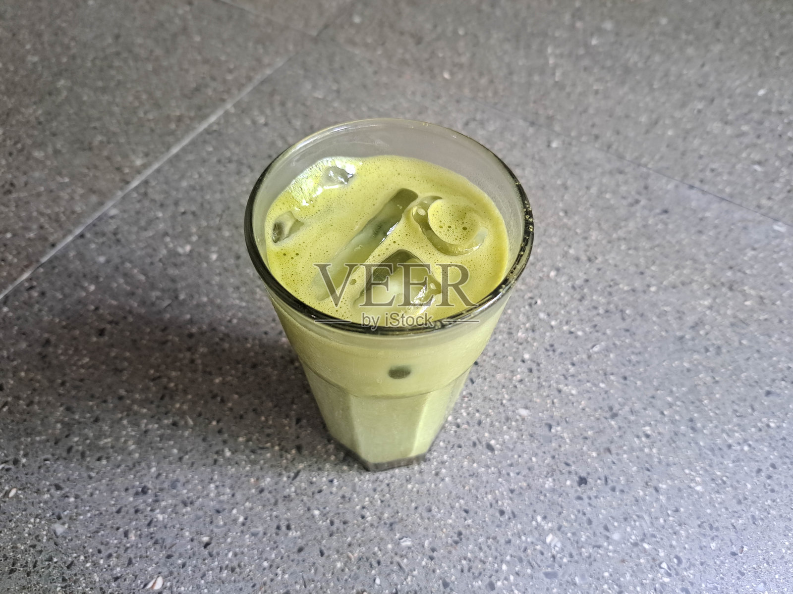 抹茶拿铁冰饮，杯装。饮品菜单。照片摄影图片