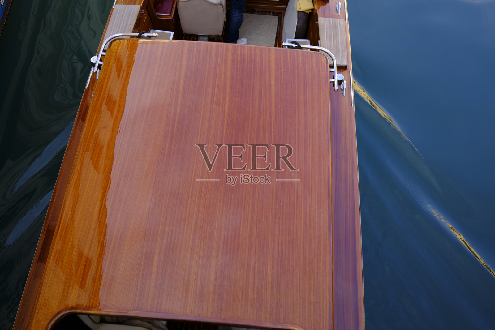 威尼斯水面上光滑的木船甲板倒影照片摄影图片