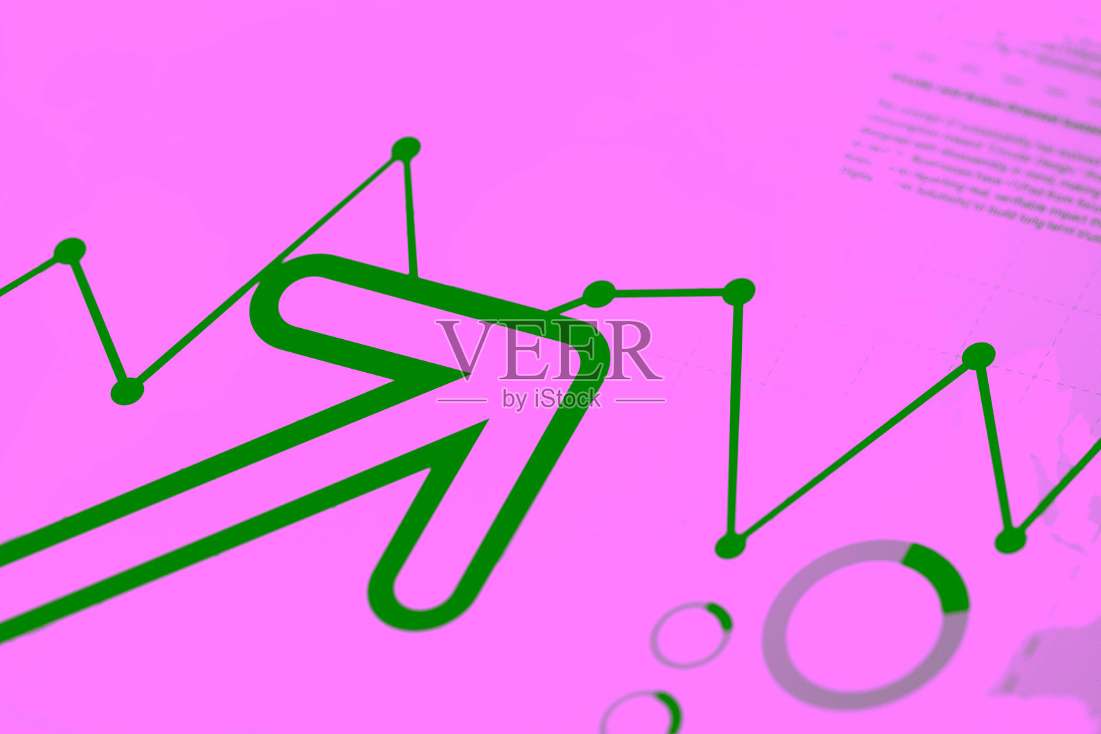 带有指向世界地图的向上箭头折线图，象征全球趋势照片摄影图片