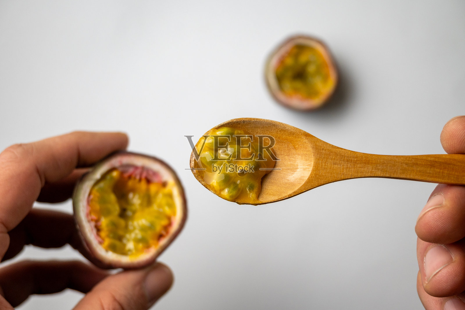 木勺上的百香果果肉照片摄影图片