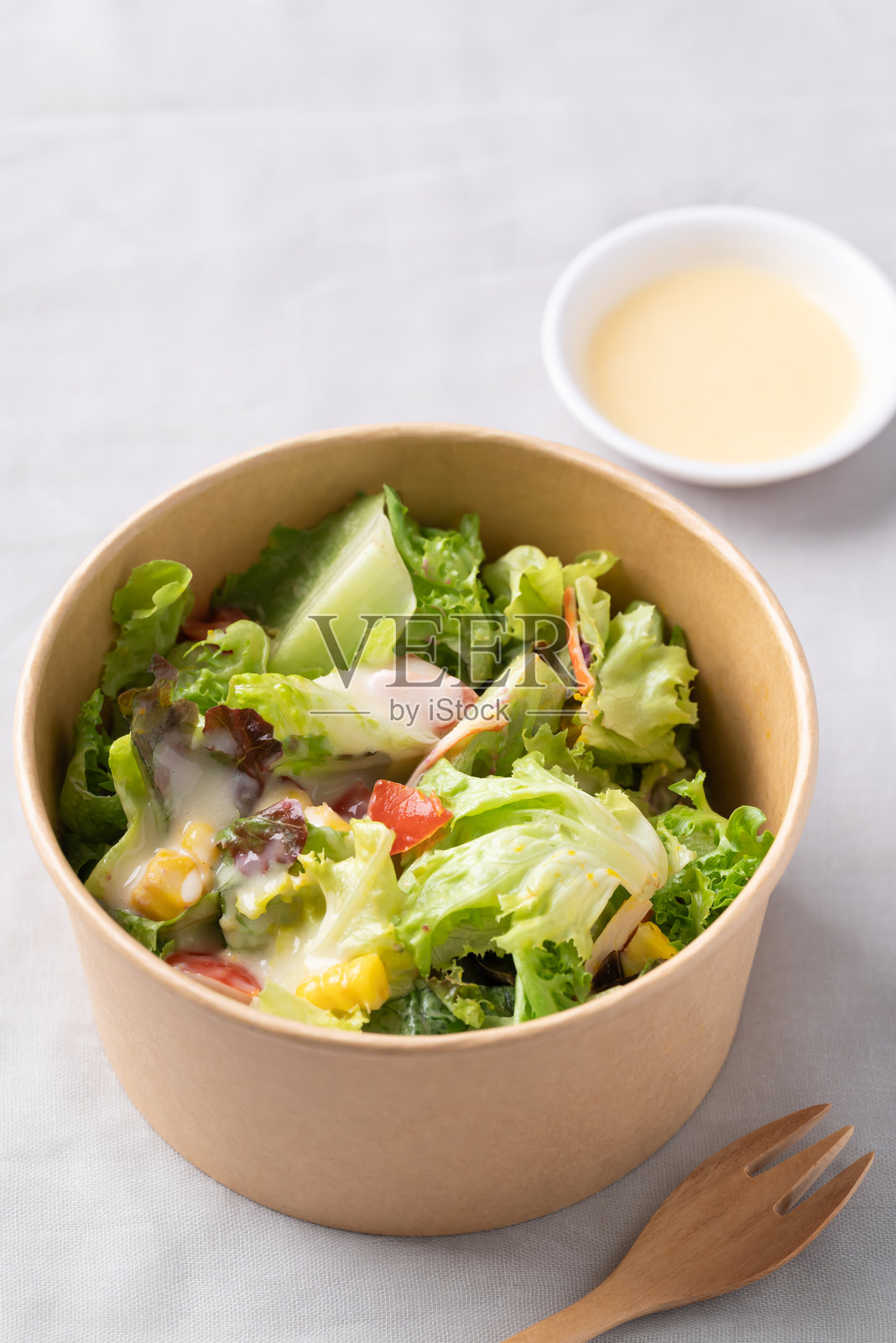 打包盒里的健康蔬菜沙拉配沙拉酱，准备食用照片摄影图片