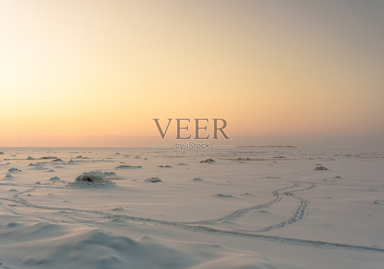 日落时分，简约的冬季雪景照片摄影图片