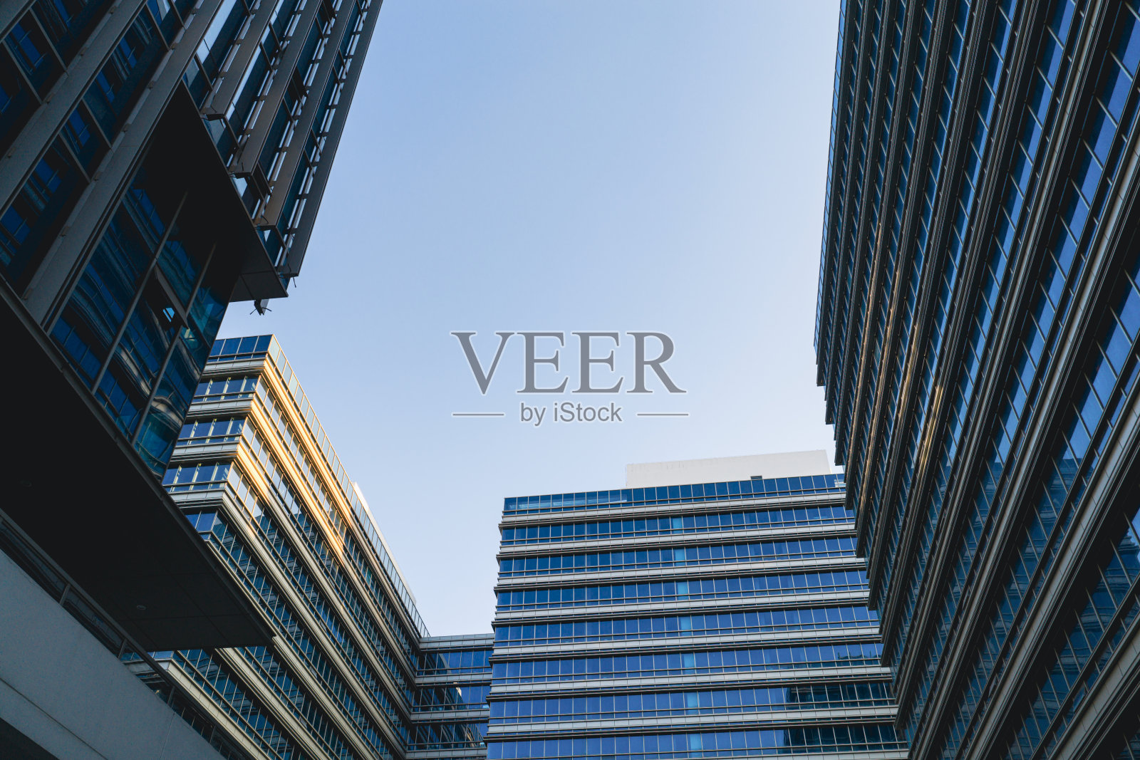 现代玻璃幕墙办公楼照片摄影图片