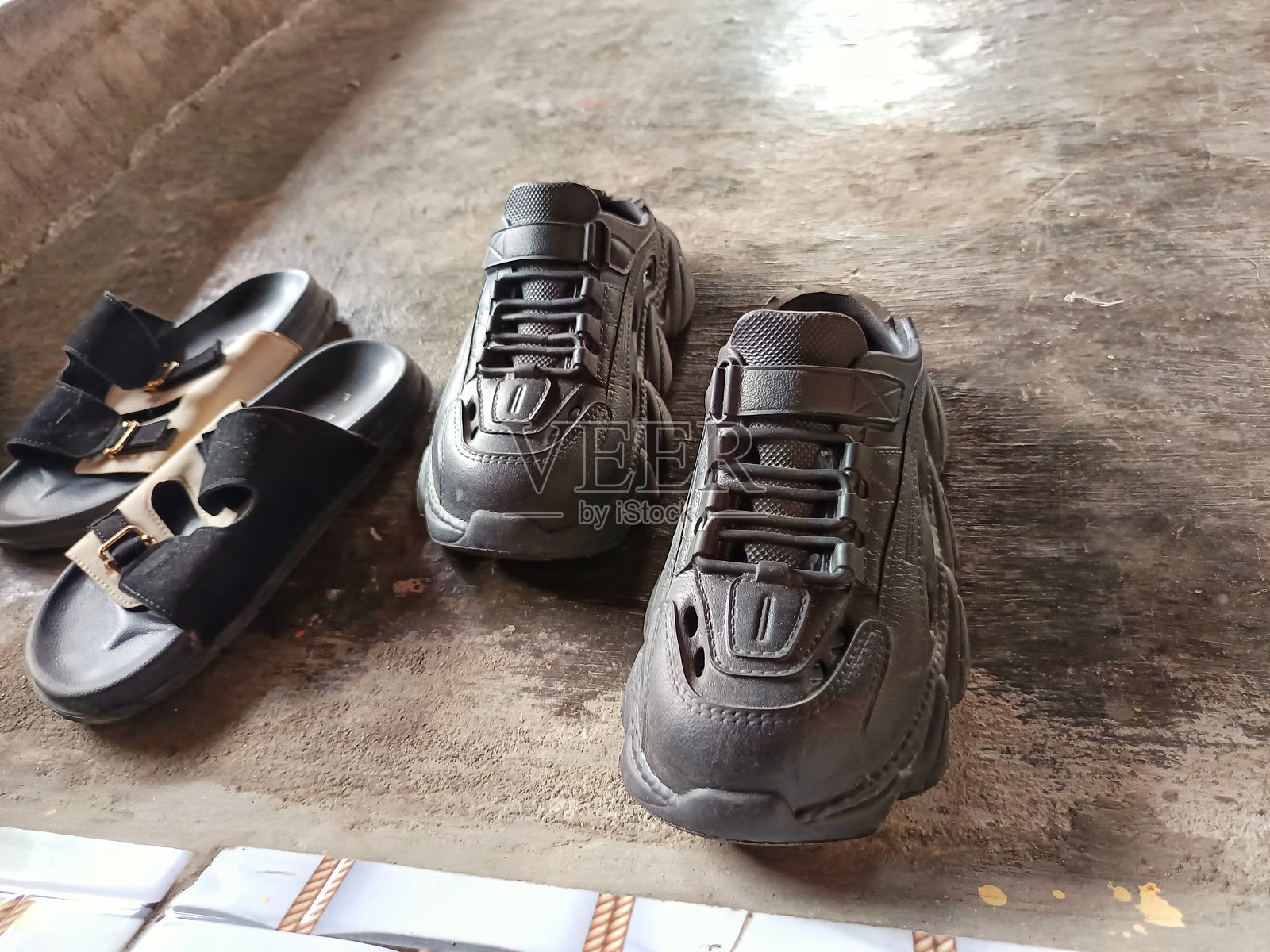 铺设在混凝土地板上的鞋子照片摄影图片