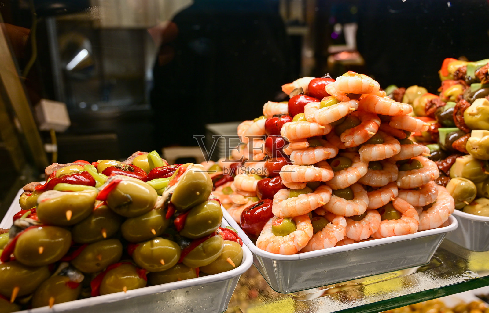 橄榄和虾，典型的西班牙杂货食品小吃照片摄影图片