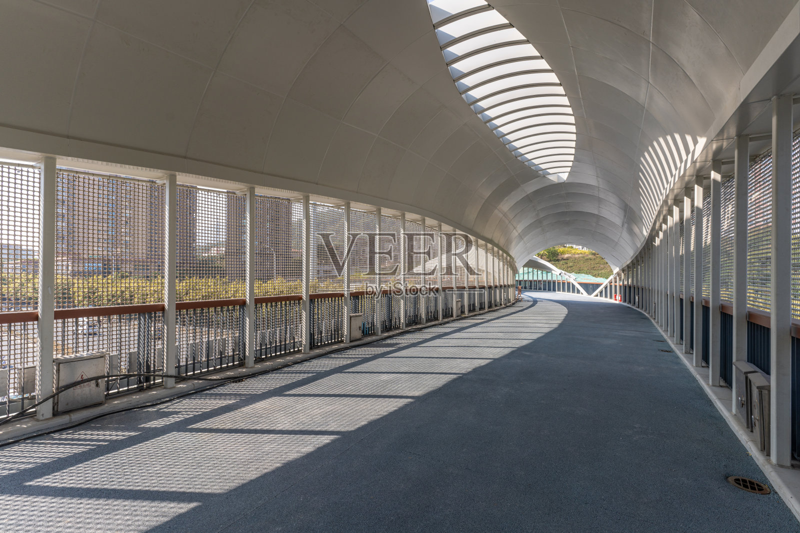 阳光穿过行人天桥照片摄影图片