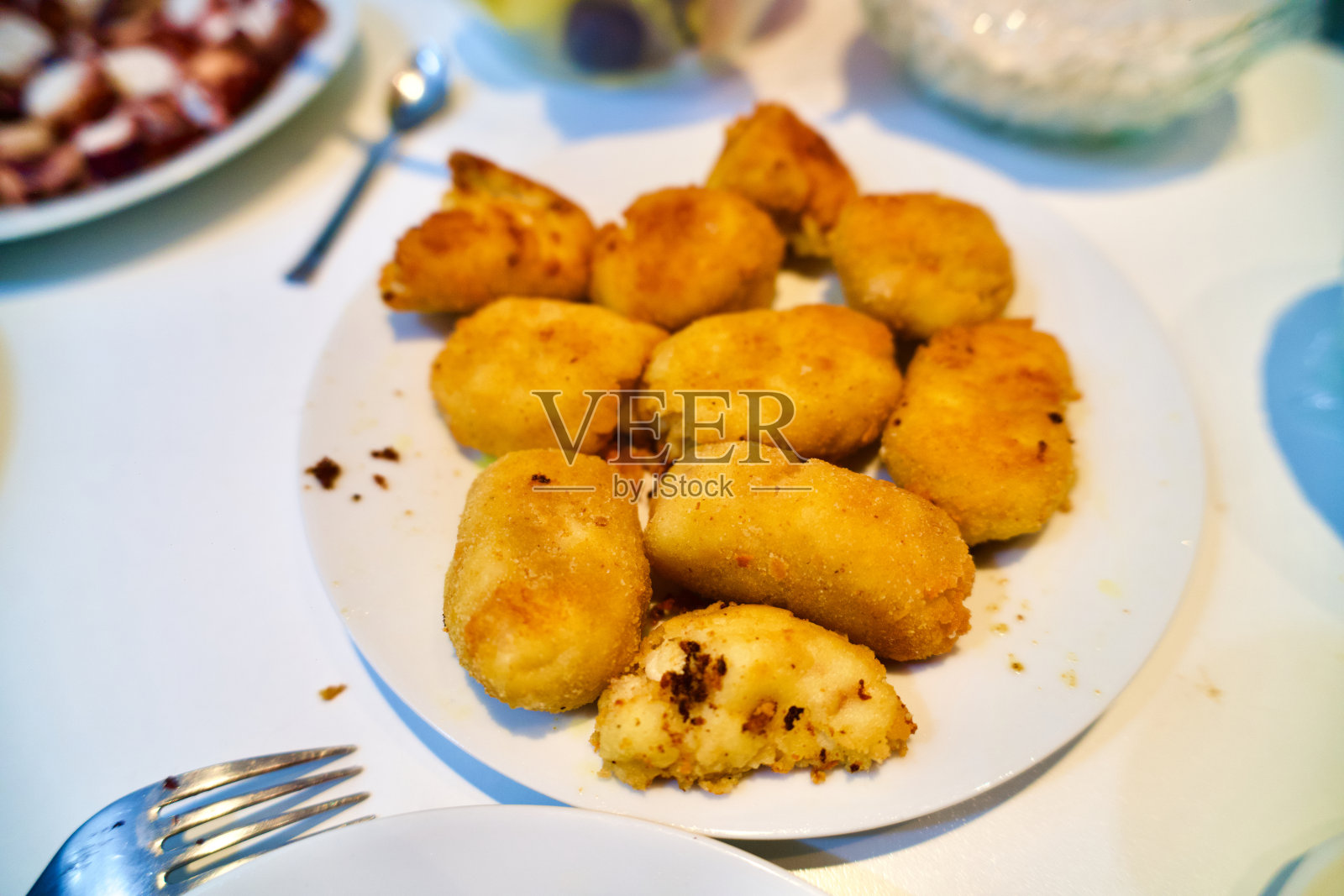 一盘即食炸丸子照片摄影图片