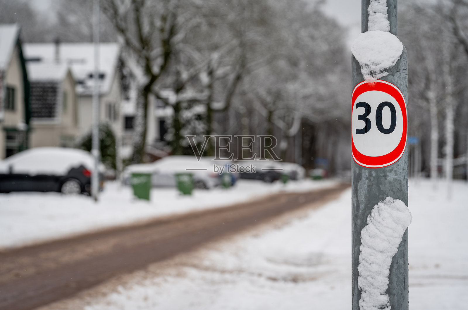 荷兰住宅区30公里/小时限速标志，下雪天照片摄影图片