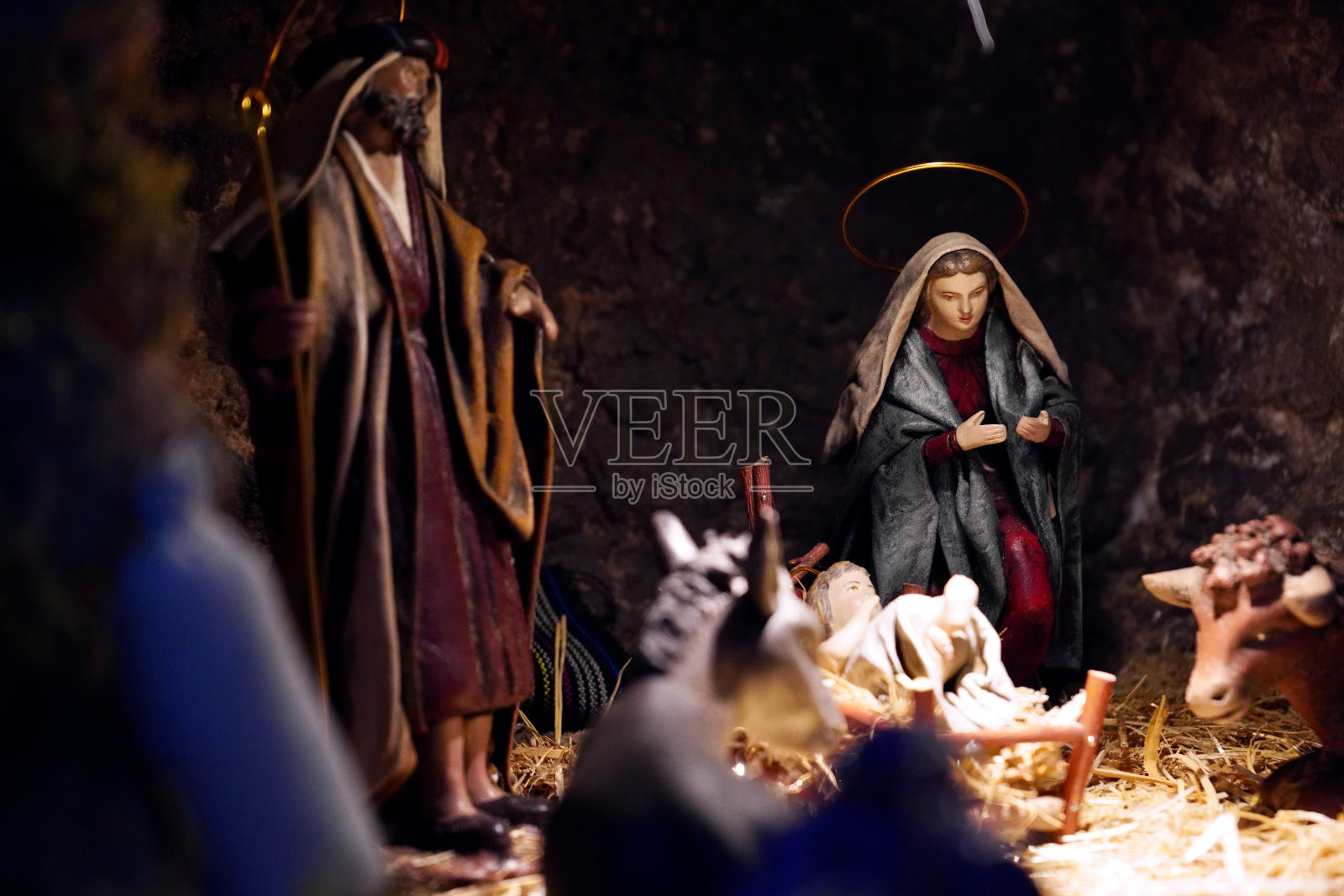 庆祝圣诞节的圣诞马槽场景小摆件。照片摄影图片