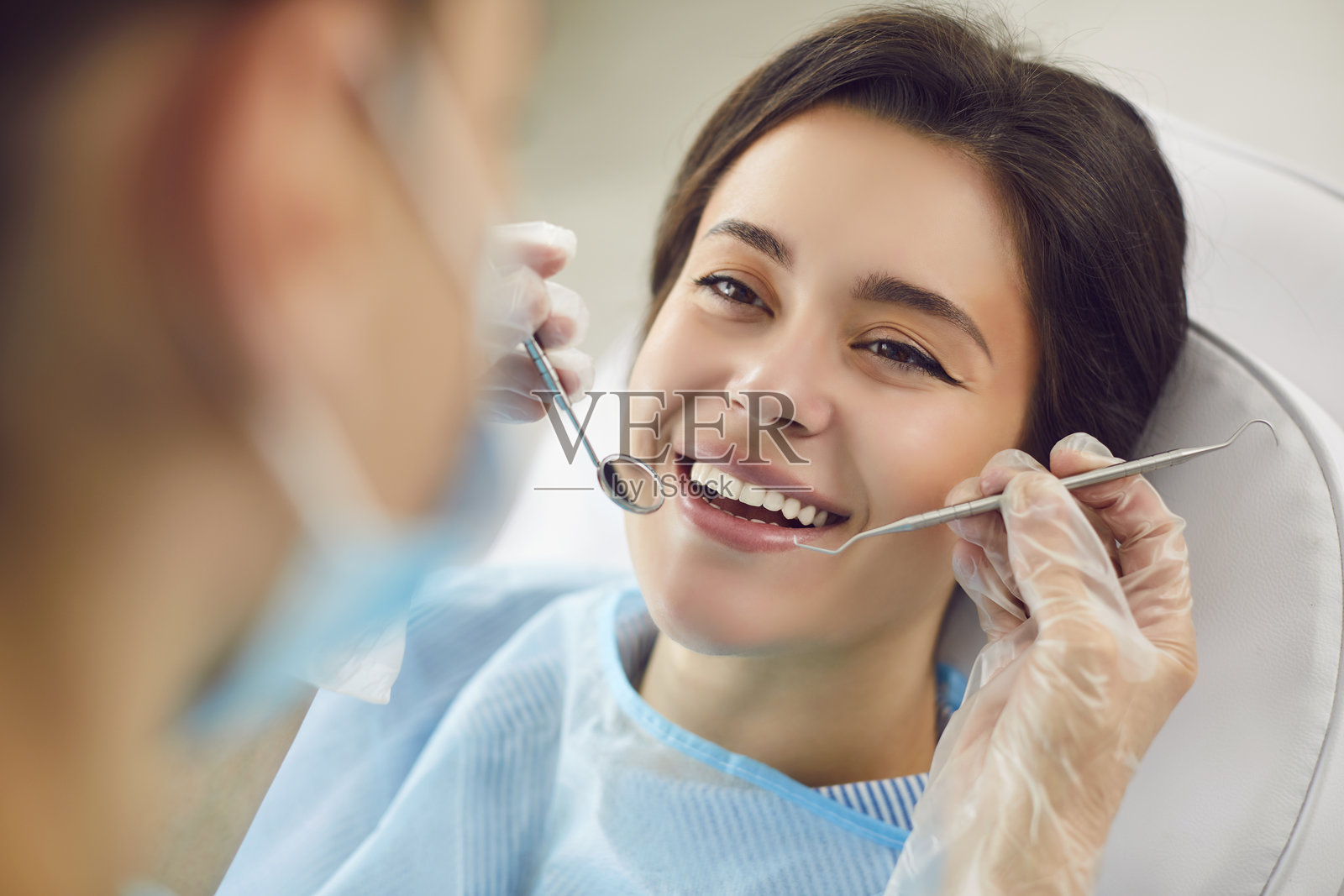 医生在医院为病人进行口腔护理检查照片摄影图片