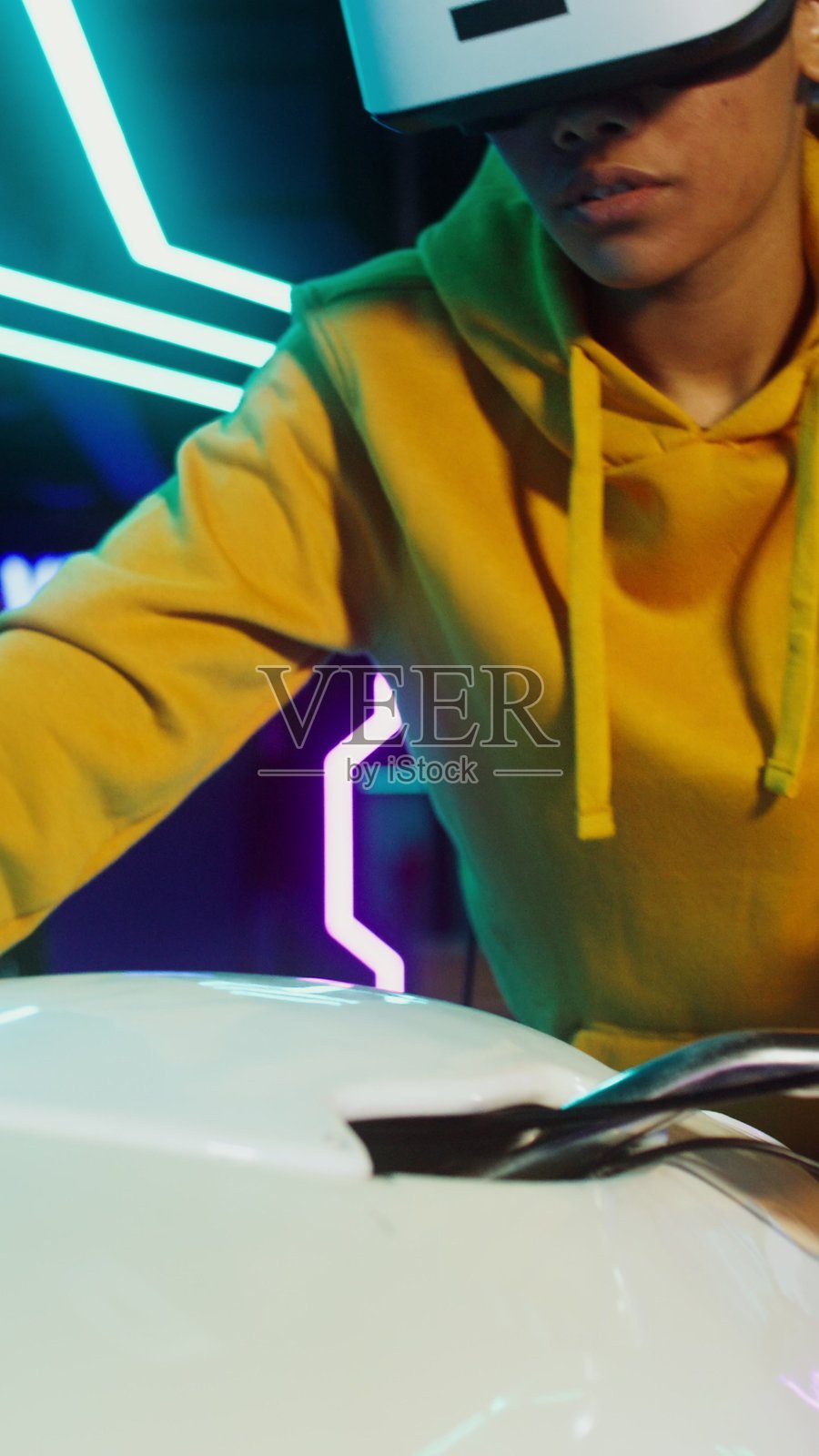 戴着虚拟现实头盔玩在线视频的女人照片摄影图片