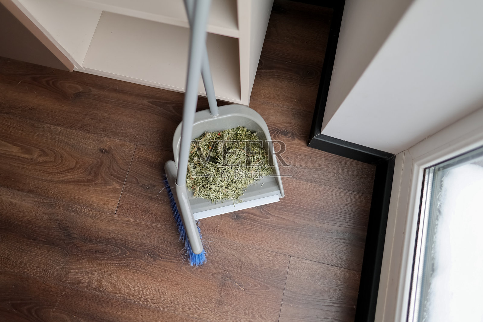 圣诞树针叶清理用簸箕照片摄影图片
