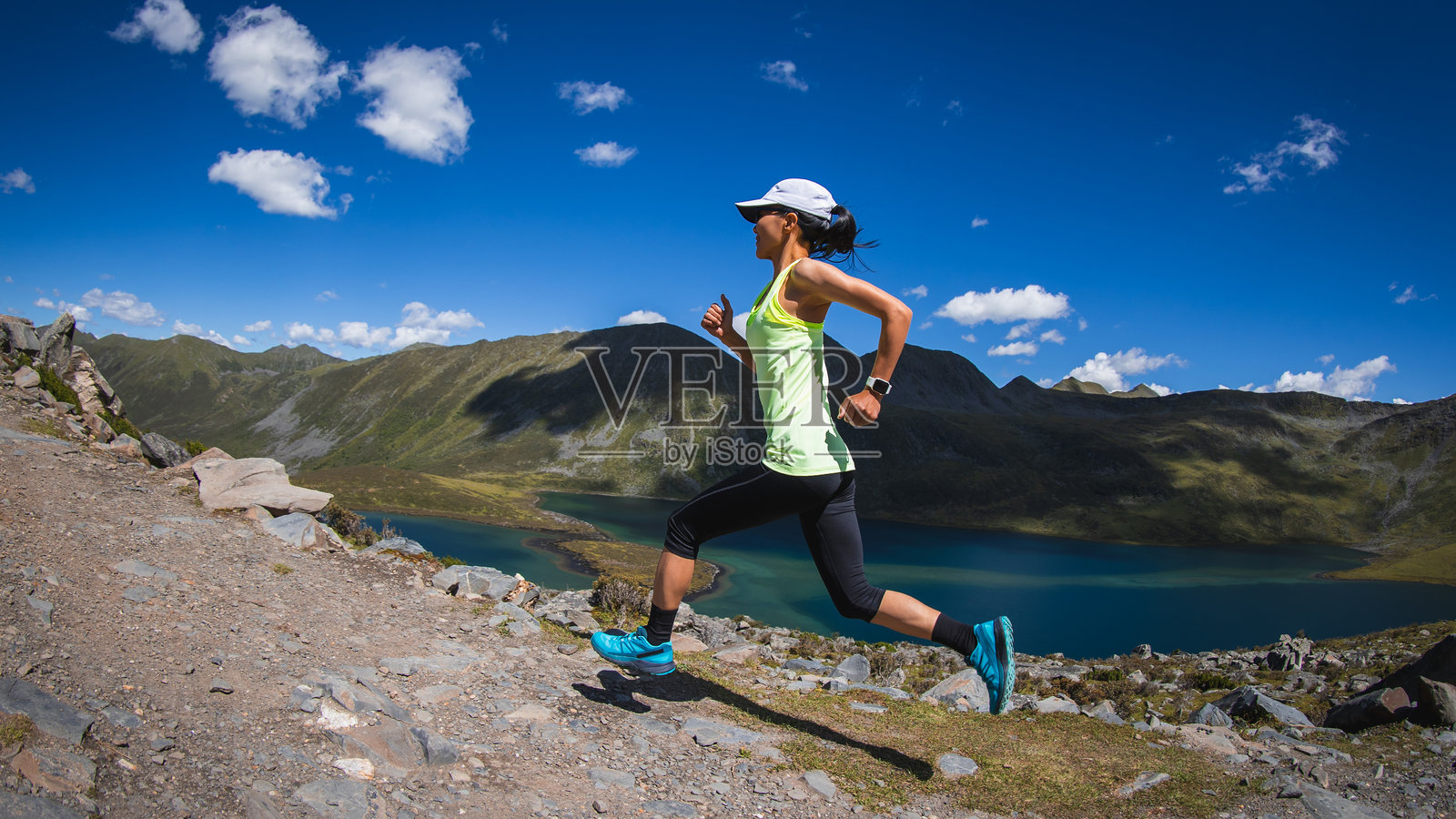 健美女性跑者在美丽的 தருக山顶上跑步照片摄影图片