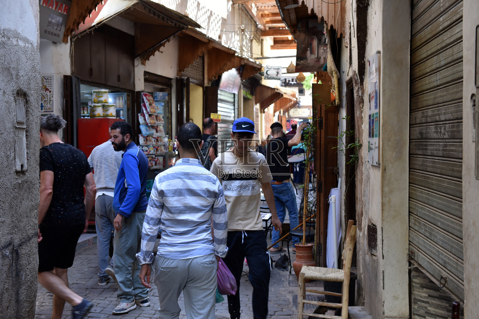 游客和当地人在摩洛哥菲斯麦地那（世界上最大的市集）购物照片摄影图片